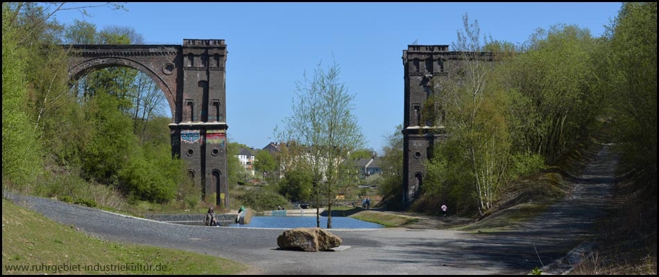 Reste des Viadukts der Schlackenbahn zwischen den Halden. Links geht´s hoch auf Halde Hympendahl, rechts auf die Halde Schallacker.