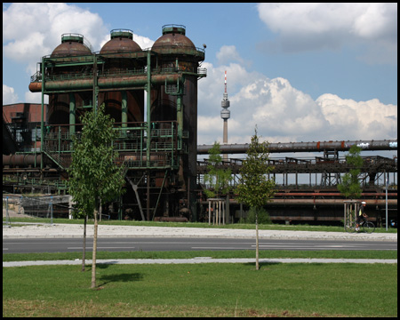 Winderhitzer, hinten der Florianturm im Westfalenpark