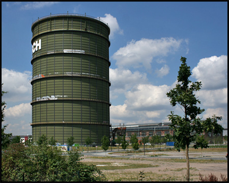 Hoesch-Gasometer mit Schriftzug am Südrand des Areals