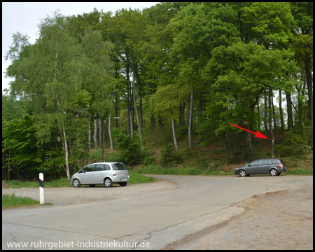 Wanderparkplatz Hiddinghauser Straße. Hier ist der Start: Am Schild am roten Pfeil geht´s los! 