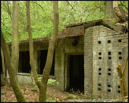 Dunkle Räume hinter Beton- und Ziegelmauern