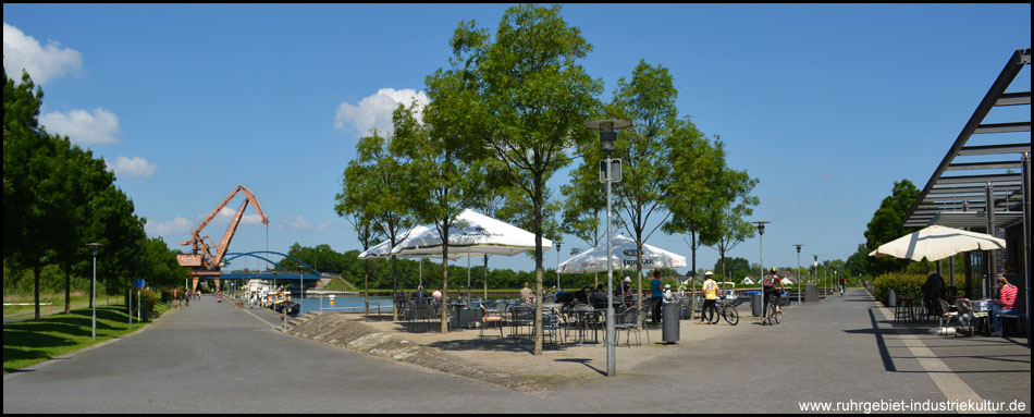 Dreieckige Hafenanlage: Biergarten mit Kiosk an der Hafenmeisterei