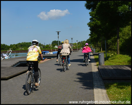 Fahrradfahrer auf der Promenade