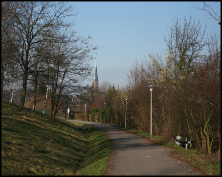 Rings um den Park verlaufender befestigter Weg