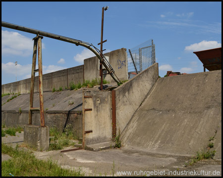 Dahinter liegt der Hafen Schwieringhausen