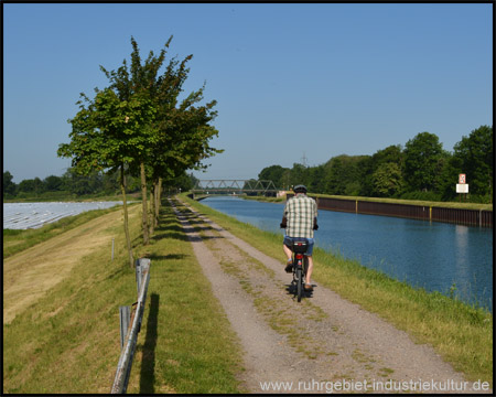 Radweg am Kanalufer