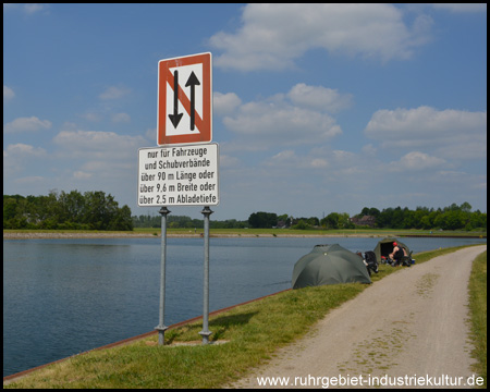 Angler mit Zelt nahe der Halde Drucksbrücke (Blick zurück)