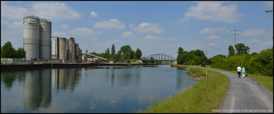 Hafen Schwieringhausen am Fuße der Halde Groppenbruch. Gegenüber liegt das Gewerbegebiet Königsheide (Blick zurück)