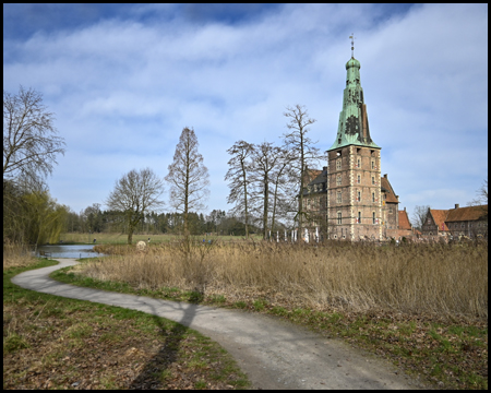 Ein Weg führt zum Schloss Raesfeld mit seinem markanten Turm