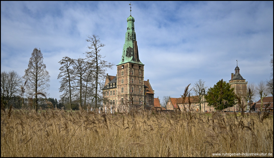 Gräser vor dem Schloss Raesfeld