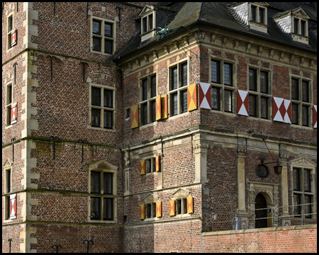 Details der Fassaden vom Schloss Raesfeld mit Kreuzgitterfenstern, Fensterläden und Renaissance-Säulen