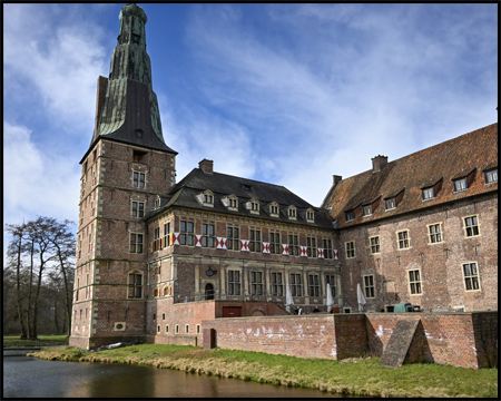 Innenhof und Gräfte von Schloss Raesfeld mit Turm