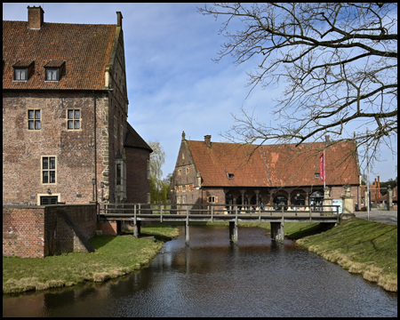 Brücke zum Schloss Raesfeld, dahinter Teil des Schlossplatzes