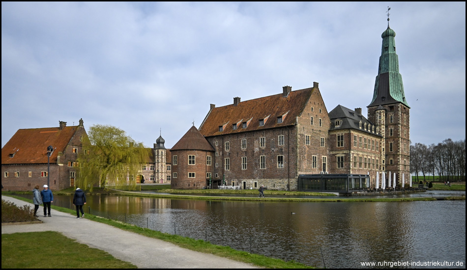 Ansicht vom Schloss Raesfeld von der Nordseite mit Gräfte und Großem Teich