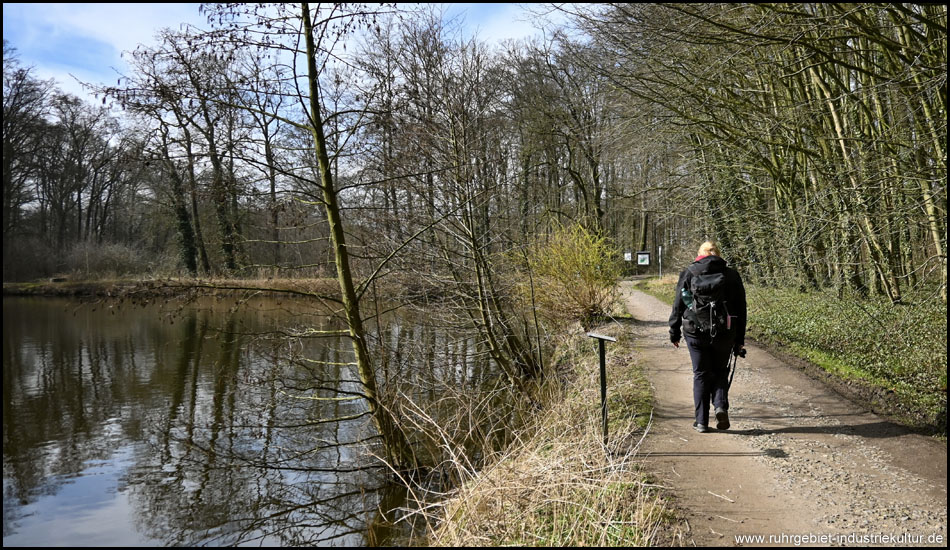 Frau am Ufer eines Teiches