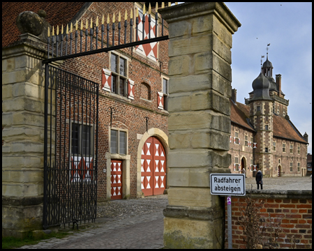 Tor zum Schlossplatz und Vorburg im Hintergrund