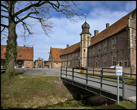 Brücke über einen Bach zum Schlossplatz mit der Vorburg von Raesfeld