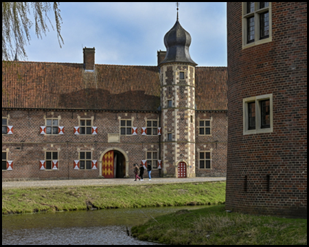 Turm der Vorburg und farbiges Tor