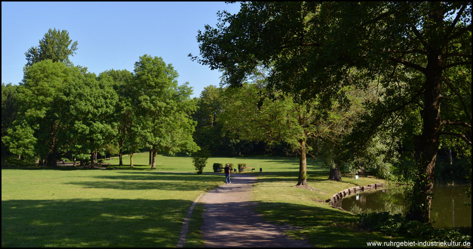 Hügeliger Revierpark mit nördlichem See