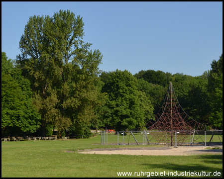 Abgesperrtes Klettergerüst in der großen Wiese