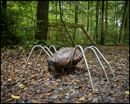 Skulptur einer Spinne im Wald