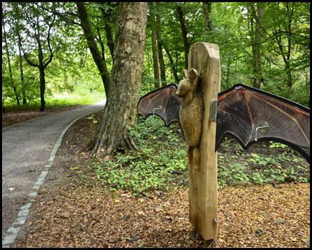 Fledermaus-Skulptur am Wegesrand