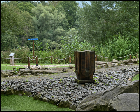 Hölzernes U auf einem Minigolfplatz, das an den U-Turm in Dortmund erinnert