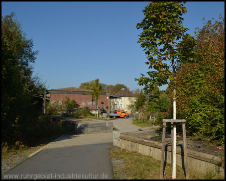 Eine Laderampe wurde durchgeschnitten für den Radweg