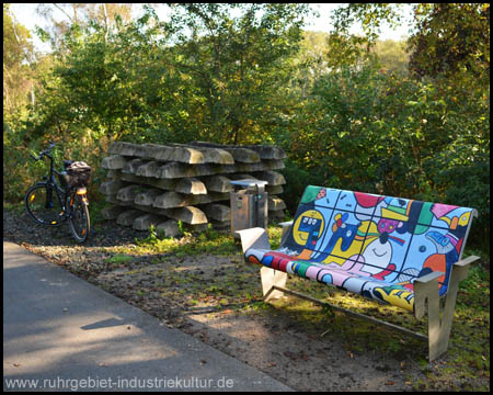 Radweg Rheinischer Esel, Designbank und Schwellenstapel