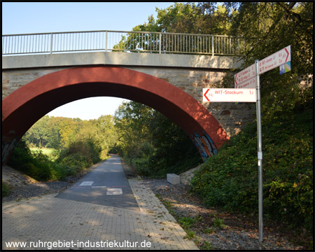 Brücke über die Bahn mit markierter Stadtgrenze