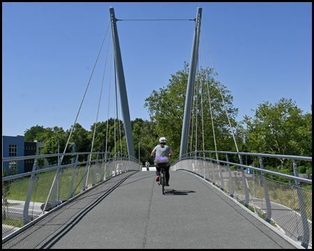 Radfahrerin auf der Schrägseilbrücke Rheinischer Esel in Witten