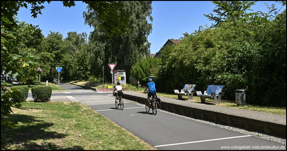 Radfahrende passieren auf dem Bahntrassenradweg "Rheinischer Esel" den Haltepunkt Sonnenschein