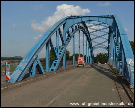 Straße über das Eisenbahn-Bassin