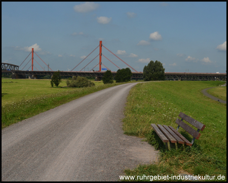 Deichweg mit Blick auf zwei Brücken