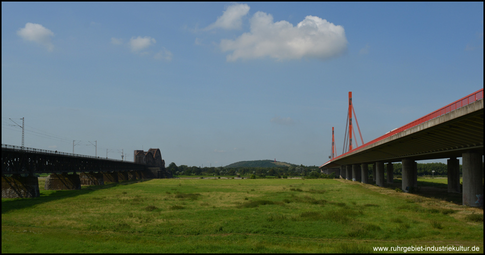 Im Zwischenraum von Haus-Knipp-Brücke (Eisenbahnbrücke links) und Autobahnbrücke. Geradeaus liegt die Halde Rheinpreußen