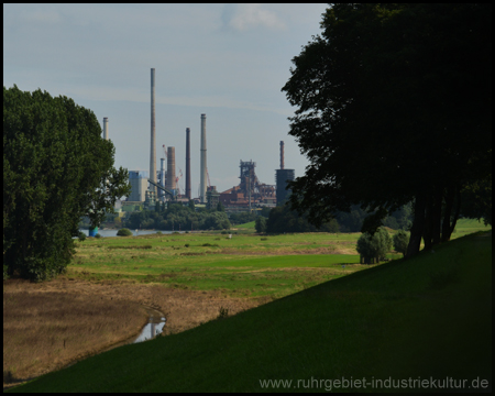 Blick auf eine Industriekulisse im Norden von Duisburg