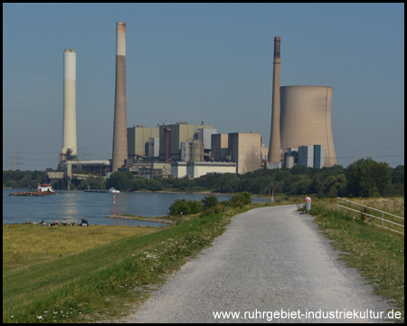 Im Hintergrund ist das Kraftwerk Voerde sichtbar