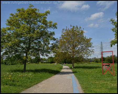 Der Weg folgt dem blauen Band zur Burg Vondern