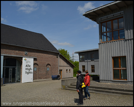 Informationszentrum und Gebäude auf ehemaligen Stallungen