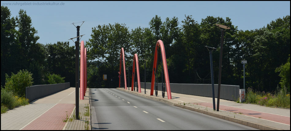 Auf der Brücke Ripshorststraße in Oberhausen: drei unterschiedlich hohe Bögen einer Sinuskurve über der Straßenebene