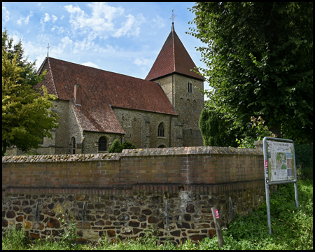 Stiftskirche Flaesheim hinter einer Mauer