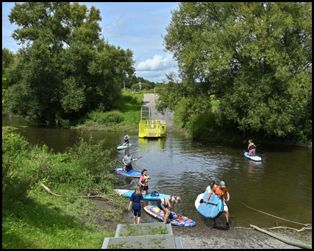 Stand-Up-Paddler an der Lippefähre Maifisch