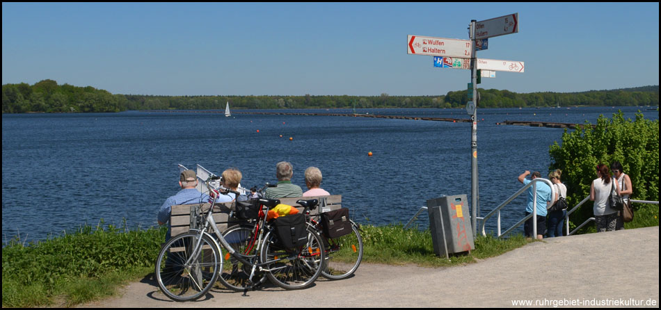 Radfahrerpause am Ufer des Halterner Stausees, unweit der Fahrgastschiff-Anlegestelle am Südufer