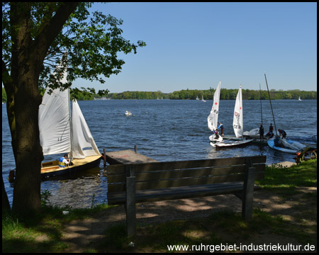 Bank mit Aussicht auf frühe Geh- und Segelversuche