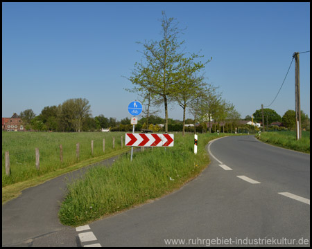 Kein Auto stört, der Radweg ist gut ausgebaut und beschildert