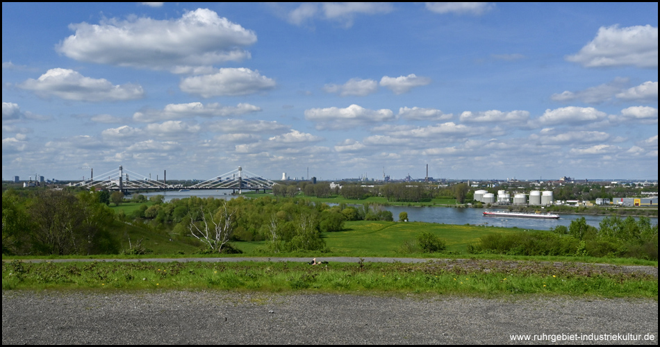 Aussicht vom Gipfel der Rockelsberghalde auf die Rheinbrücke Neuenkamp der A40