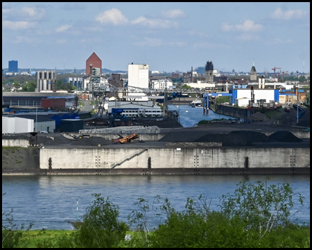 Blick zum Innenhafen von Duisburg