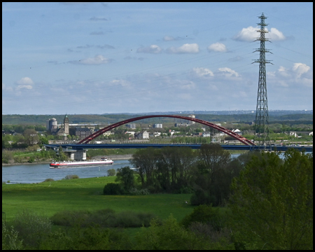 Brücke der Solidarität und Rheinschiff auf dem Fluss