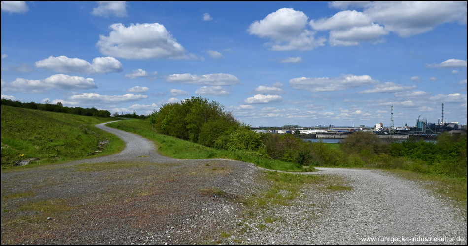 Halde Rockelsberg in Duisburg mit ihren Wegen auf dem Gipfel