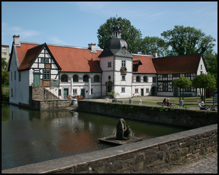 Skulpturale Kunst im Wasser: Schokoladenseite des Schlosses